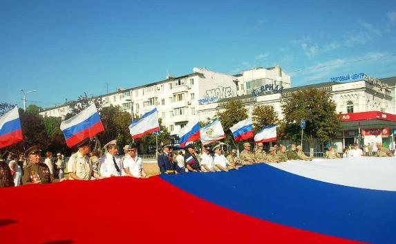В Симферополе в день флага России развернули огромный «триколор»